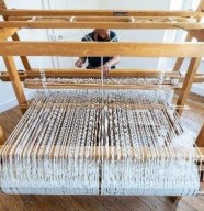 Visite comment�e d'un atelier de tissage
